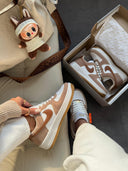 Nike Air Force F1 Camurça Caramelo / Branco