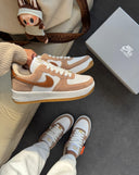 Nike Air Force F1 Camurça Caramelo / Branco